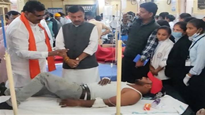 परिवहन मंत्री श्री सिंह ने हरदा जिला अस्पताल पहुँचकर पीड़ितों के उपचार की जानकारी ली